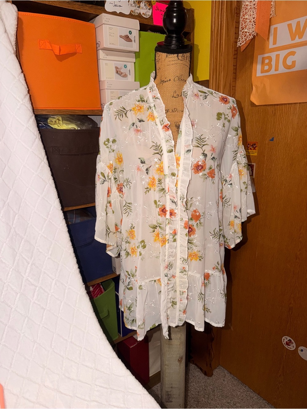 Doe & Rae White Floral Ruffle Button-Front Blouse